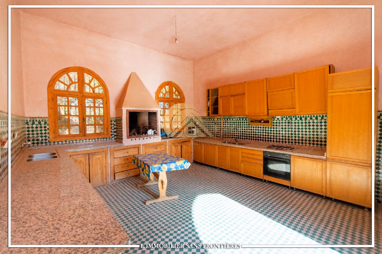 مزرعة ممتازة للبيع طريق فاس ب. المساحة 34609 م². 