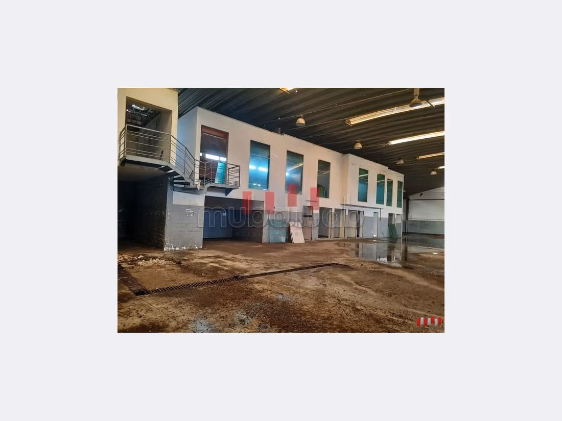 مكاتب ومحلات للكراء بعين السبع. المساحة الإجمالية 2400 م²