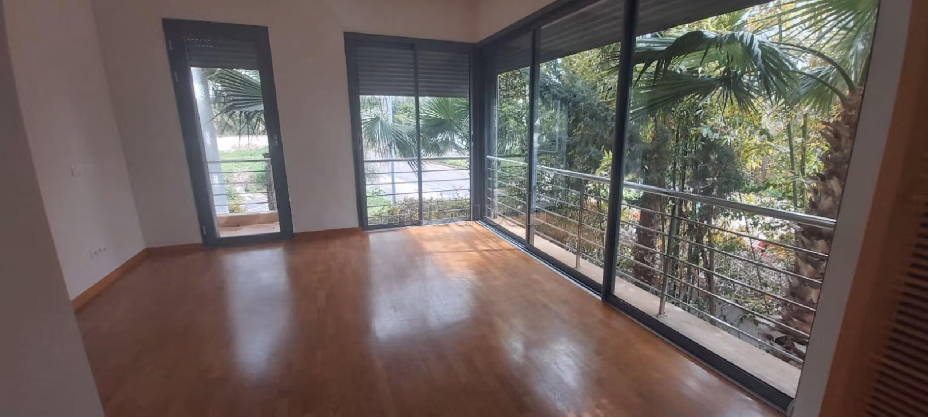 منزل رائع للكراء ب أنفا العليا. 4 غرف رائعة. إطلالة على  البحر وباب آمن ومتين. 