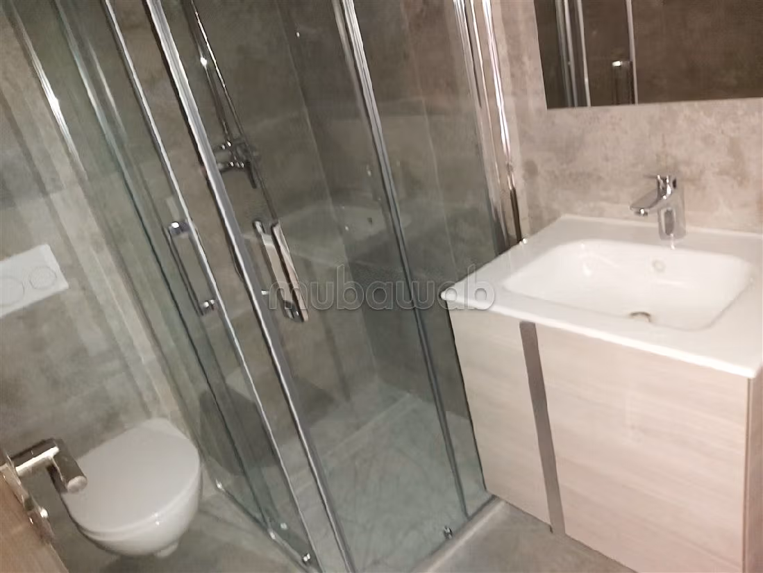 Apartment for sale in Guéliz. 3 rooms. Moroccan living room and satellite dish. 