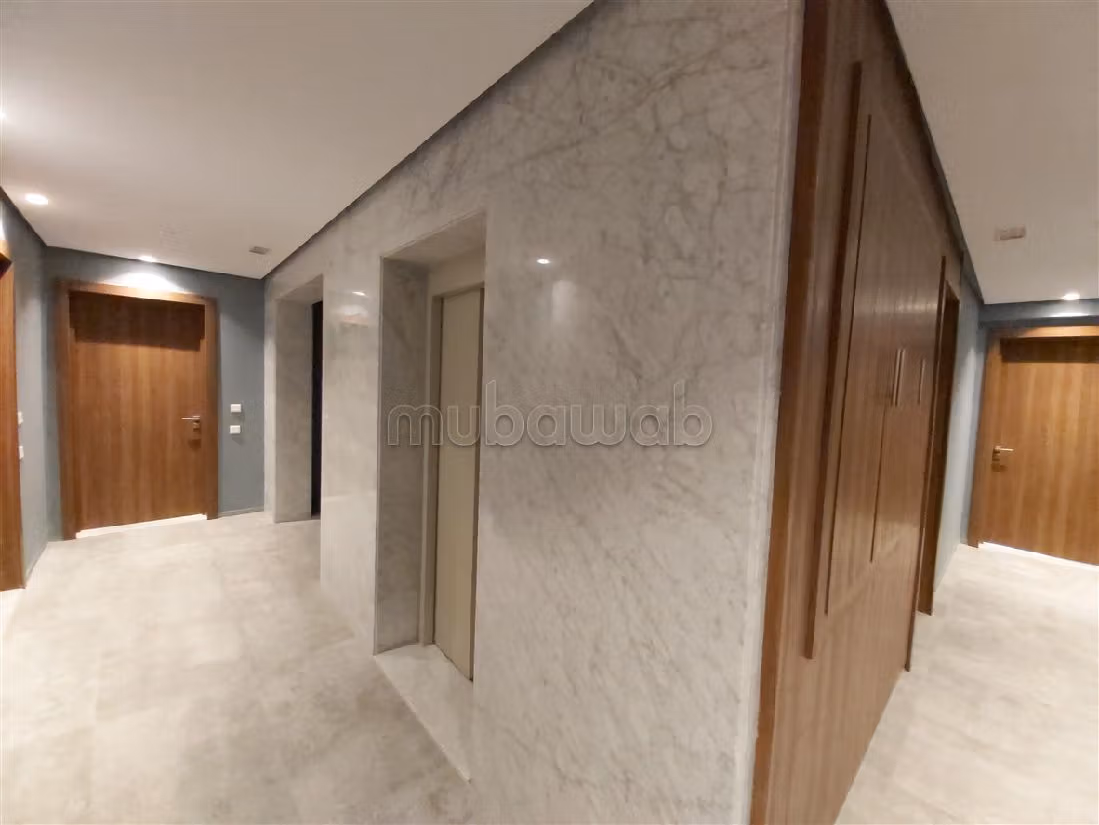 Apartment for sale in Guéliz. 3 rooms. Moroccan living room and satellite dish. 