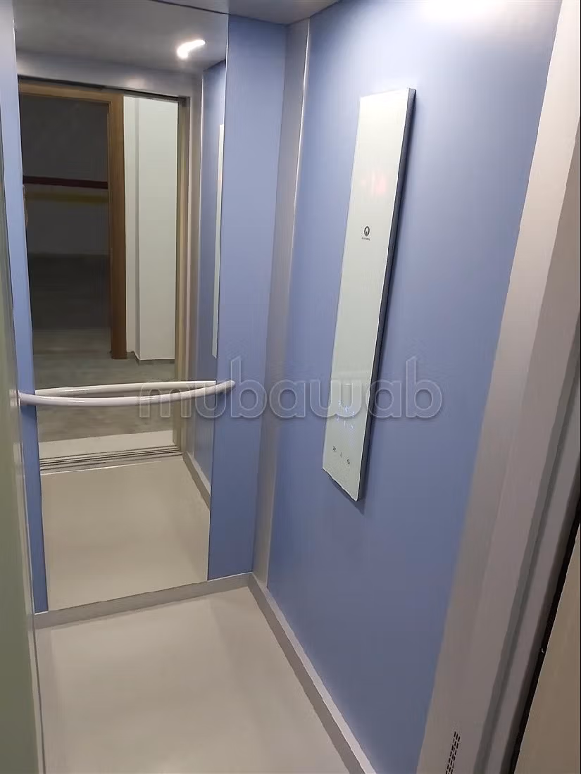 Apartment for sale in Guéliz. 3 rooms. Moroccan living room and satellite dish. 