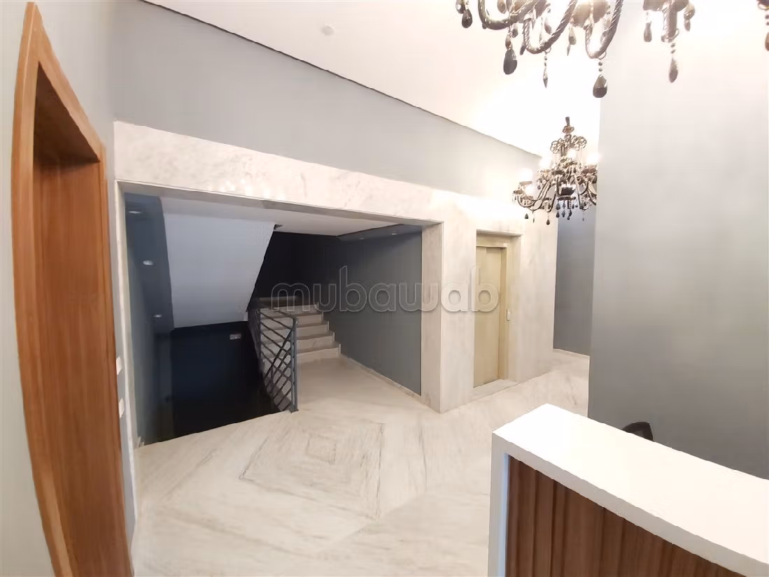 Apartment for sale in Guéliz. 3 rooms. Moroccan living room and satellite dish. 