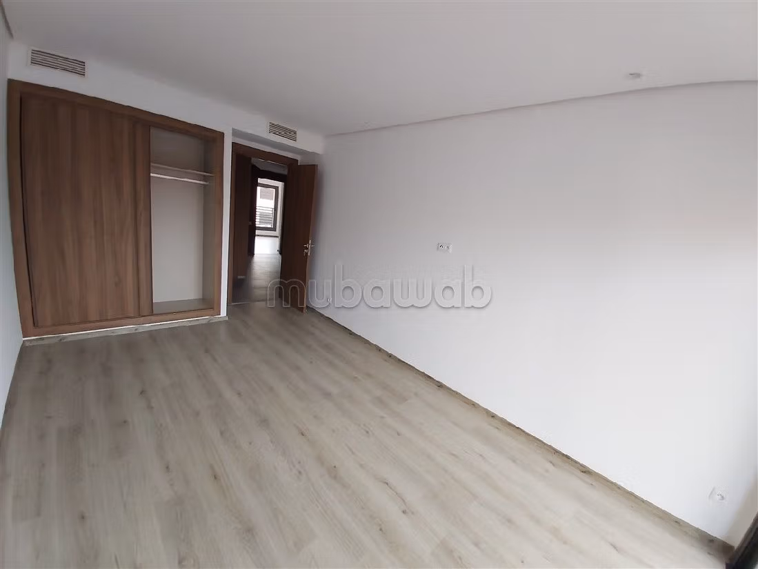 Apartment for sale in Guéliz. 3 rooms. Moroccan living room and satellite dish. 