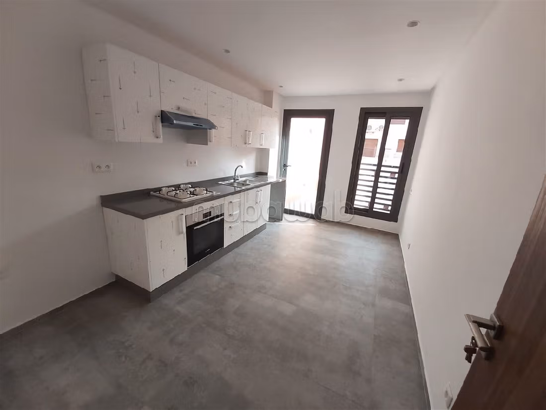 Apartment for sale in Guéliz. 3 rooms. Moroccan living room and satellite dish. 