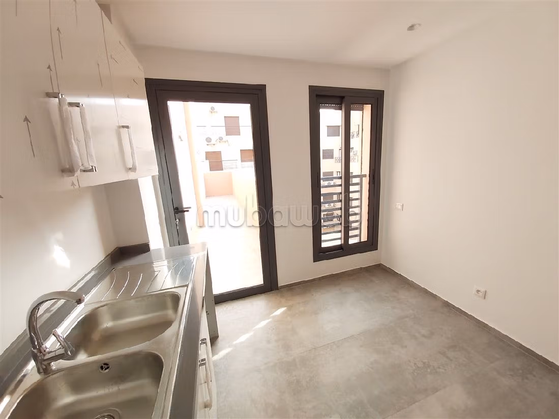 Apartment for sale in Guéliz. 3 rooms. Moroccan living room and satellite dish. 