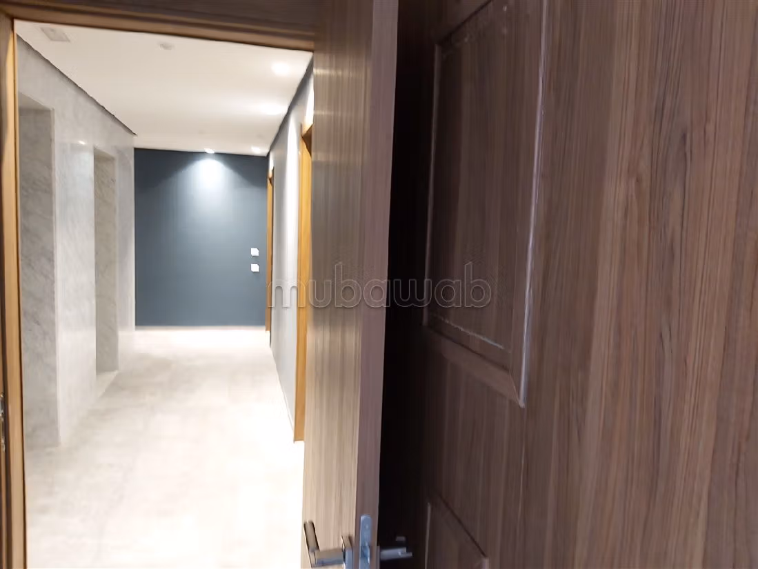 Apartment for sale in Guéliz. 3 rooms. Moroccan living room and satellite dish. 