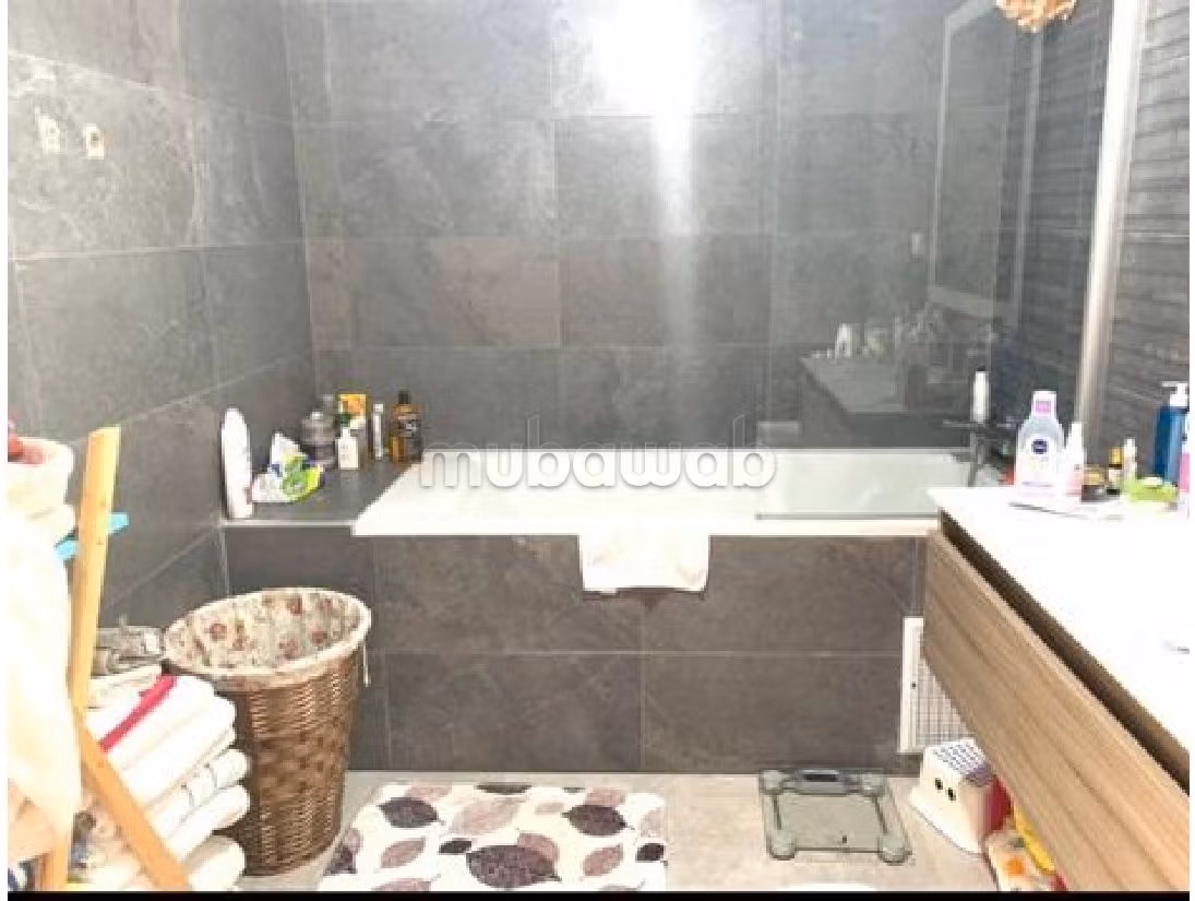 Splendido appartamento da acquistare a Hay Mesk Lil. 4 ampi locali. Antenna parabolica e porta blindata. 