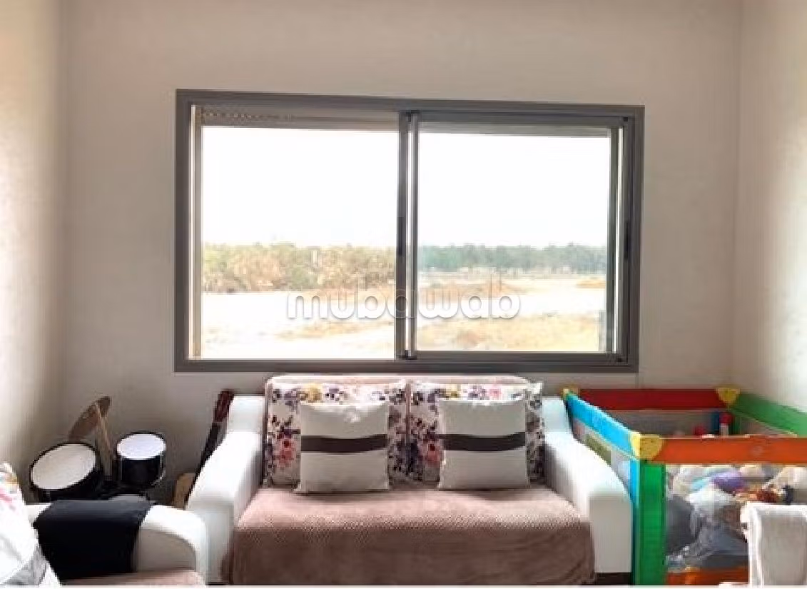 Splendido appartamento da acquistare a Hay Mesk Lil. 4 ampi locali. Antenna parabolica e porta blindata. 