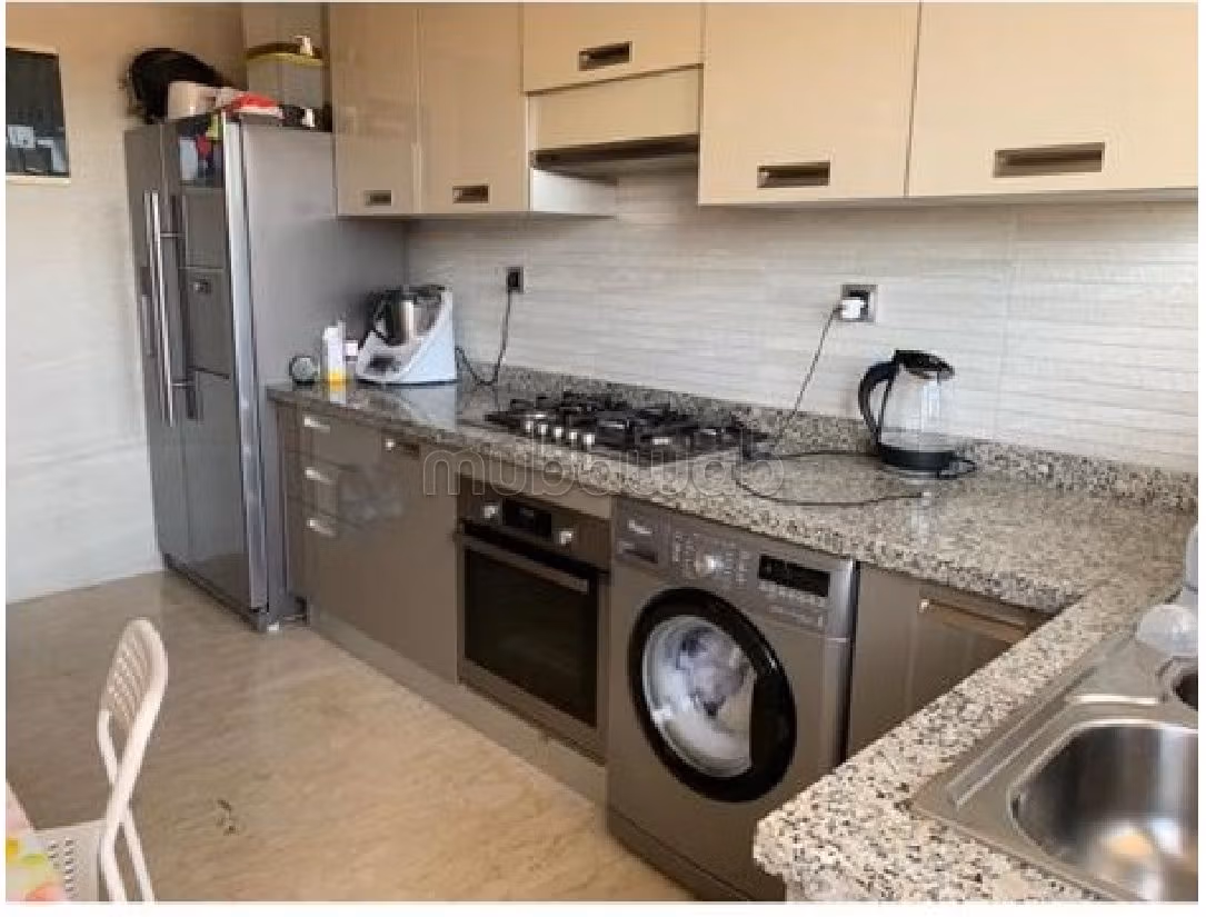 Splendido appartamento da acquistare a Hay Mesk Lil. 4 ampi locali. Antenna parabolica e porta blindata. 