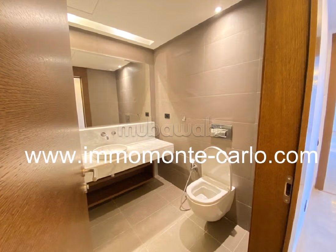 Bellissimo appartamento in affitto a Souissi. 4 camere. Terrazzo e ascensore.