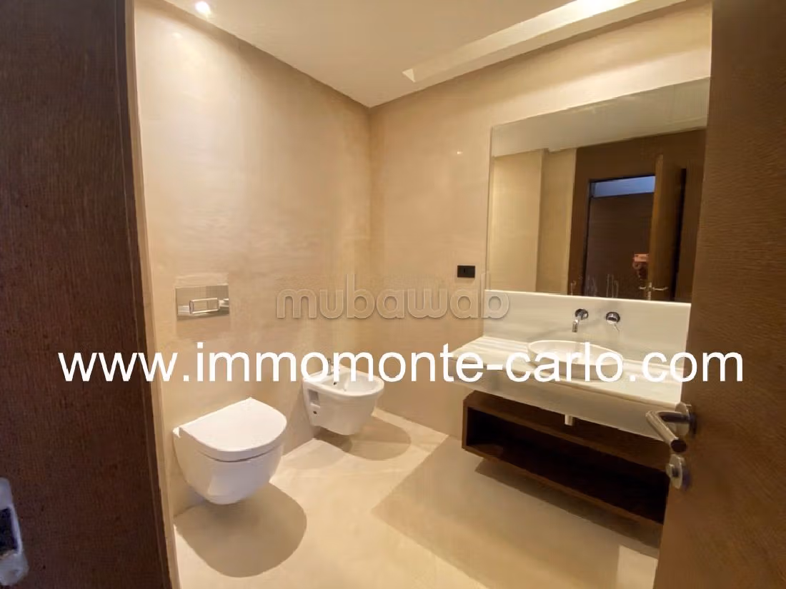 Bellissimo appartamento in affitto a Souissi. 4 camere. Terrazzo e ascensore.