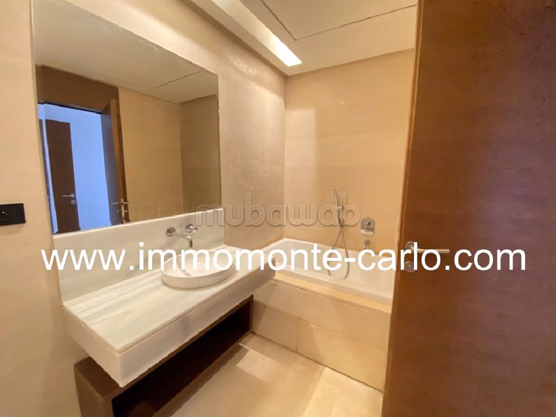 Bellissimo appartamento in affitto a Souissi. 4 camere. Terrazzo e ascensore.