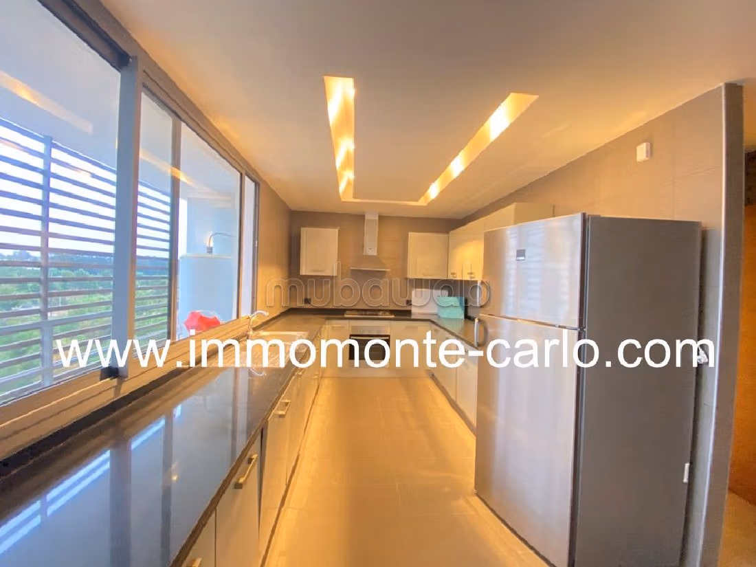 Bellissimo appartamento in affitto a Souissi. 4 camere. Terrazzo e ascensore.