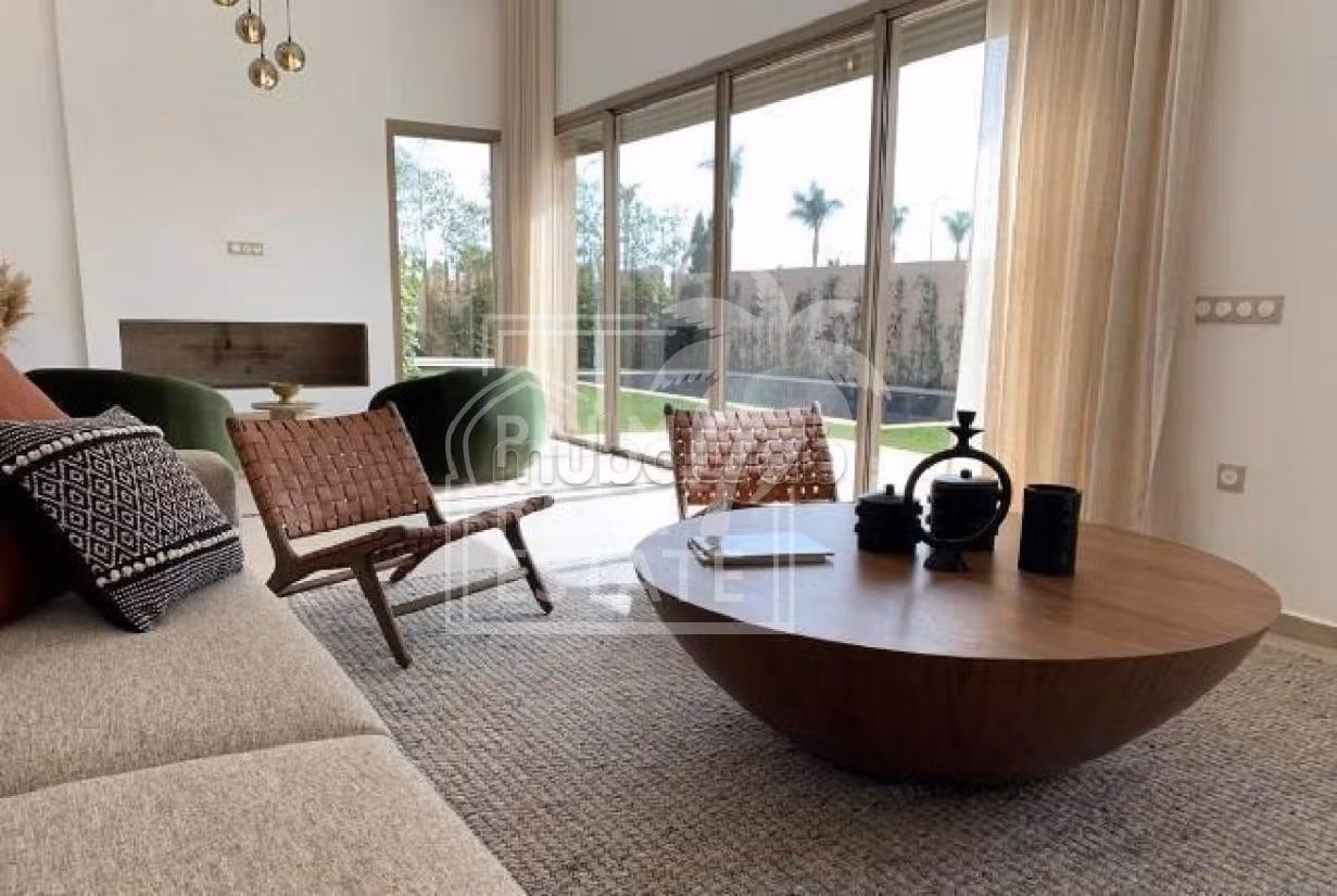 Suntuosa casa en venta en Route Amizmiz. 3 hermosas habitaciones. Espacios verdes, plazas de estacionamiento