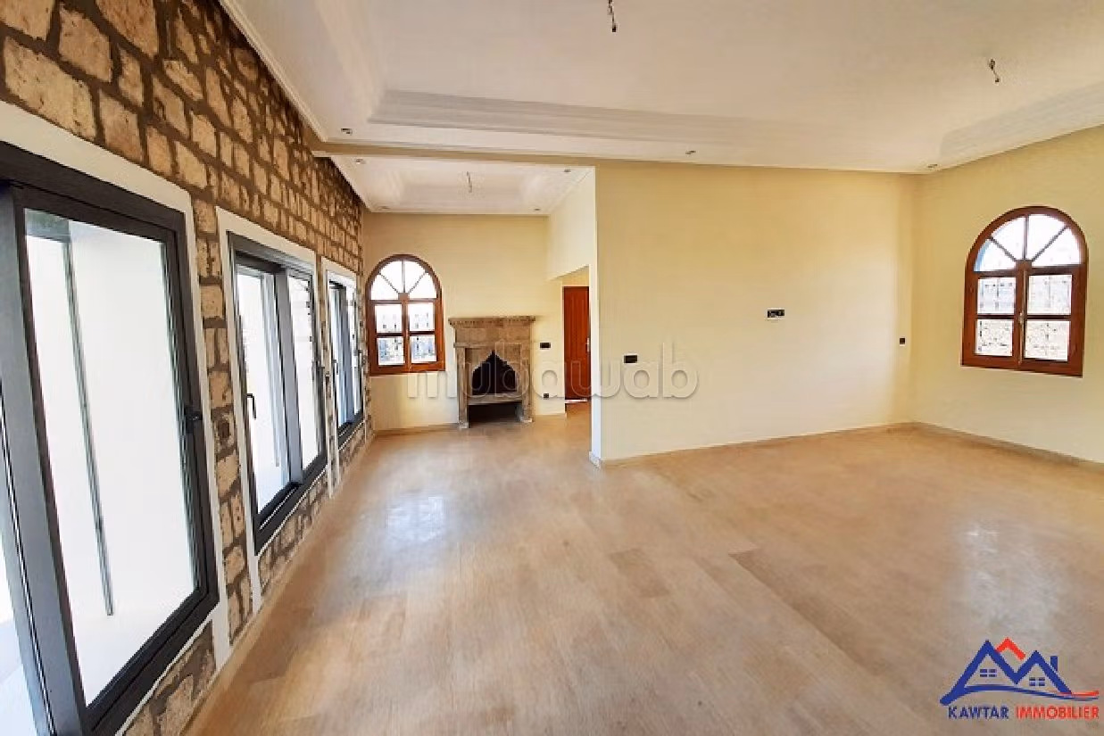 منزل فخم للبيع ب ادا وكرد. 4 غرف جميلة. موقف للسيارات وحديقة