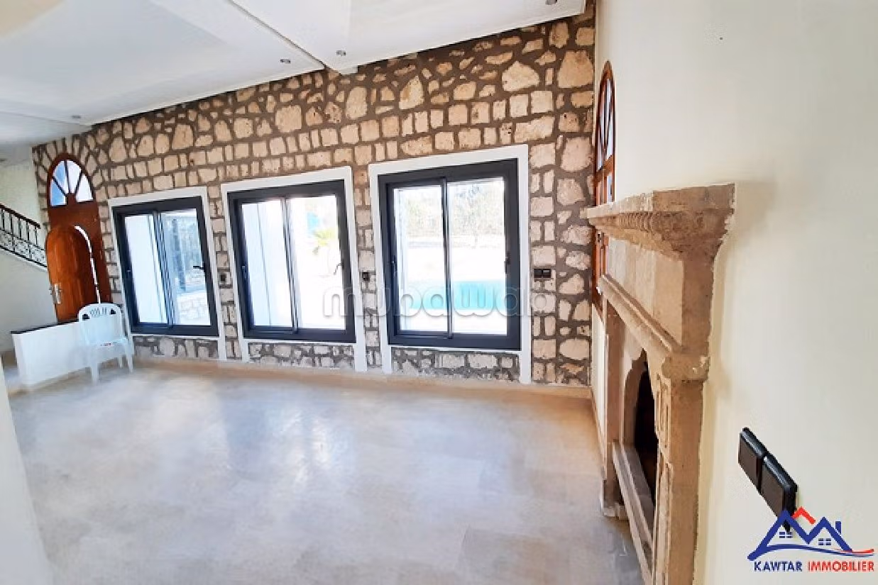 منزل فخم للبيع ب ادا وكرد. 4 غرف جميلة. موقف للسيارات وحديقة