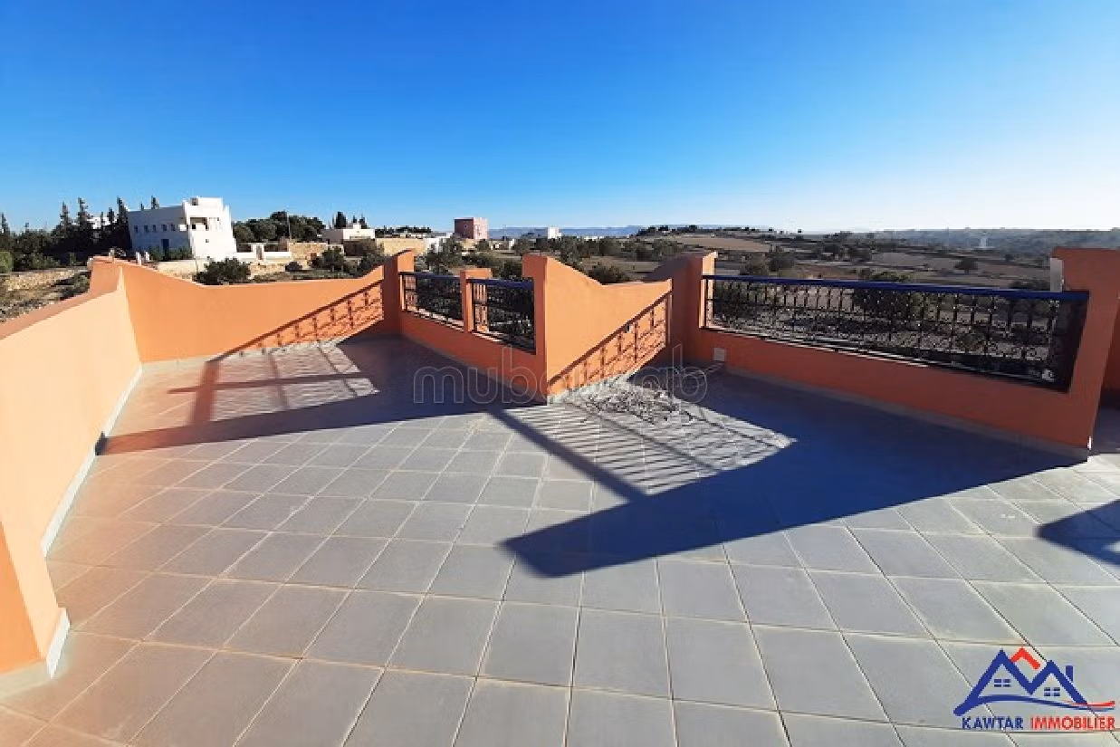 منزل فخم للبيع ب ادا وكرد. 4 غرف جميلة. موقف للسيارات وحديقة