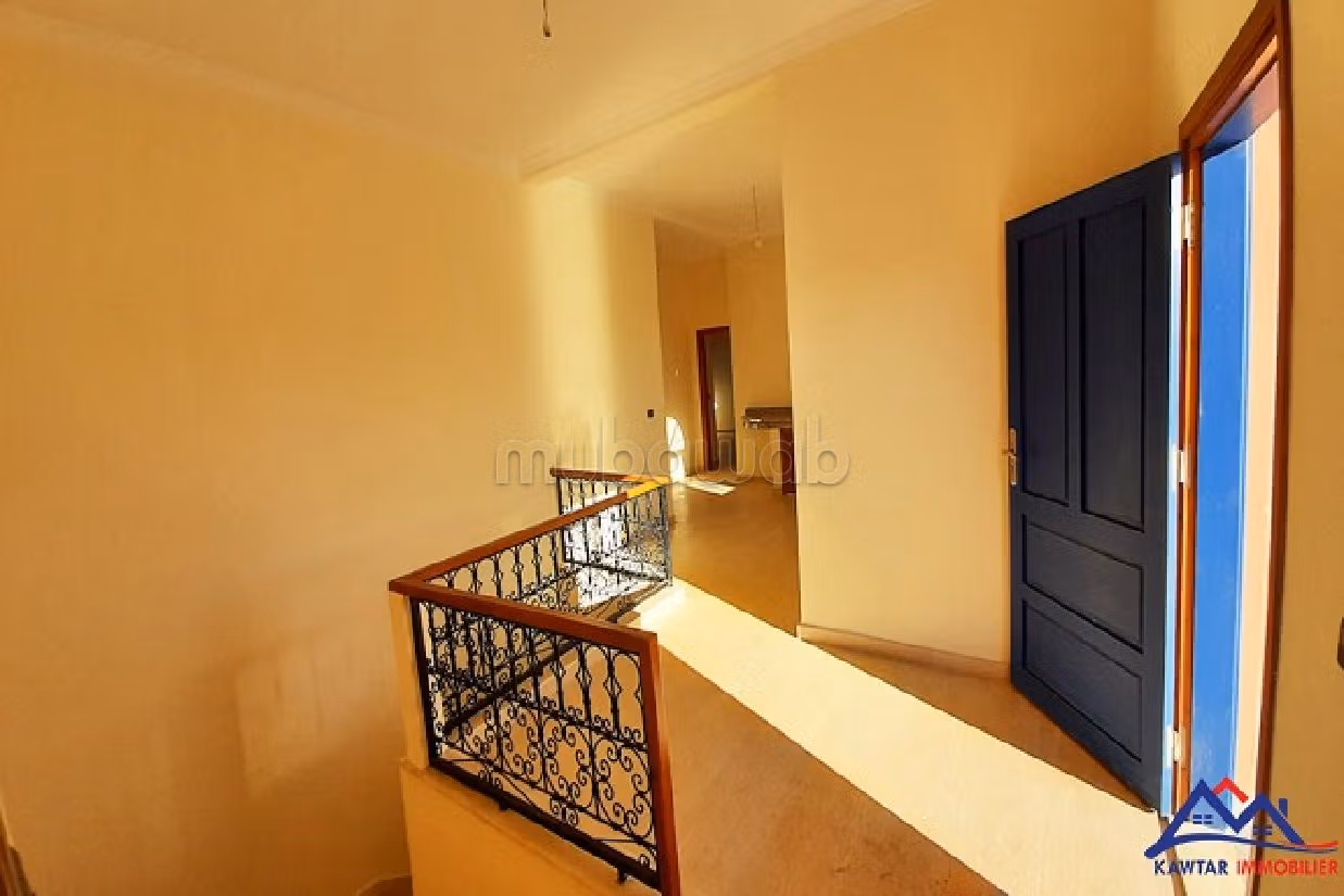 منزل فخم للبيع ب ادا وكرد. 4 غرف جميلة. موقف للسيارات وحديقة