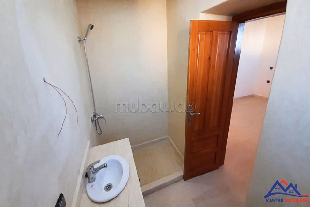 منزل فخم للبيع ب ادا وكرد. 4 غرف جميلة. موقف للسيارات وحديقة