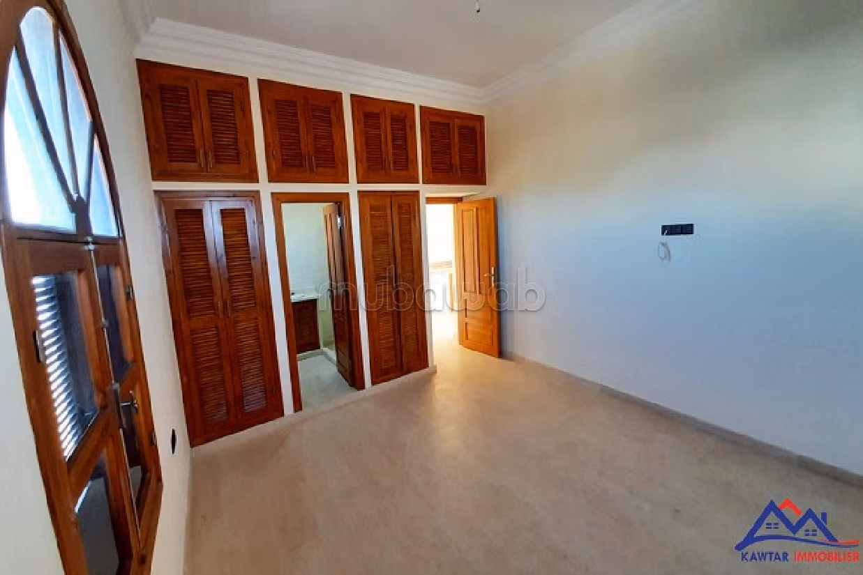 منزل فخم للبيع ب ادا وكرد. 4 غرف جميلة. موقف للسيارات وحديقة