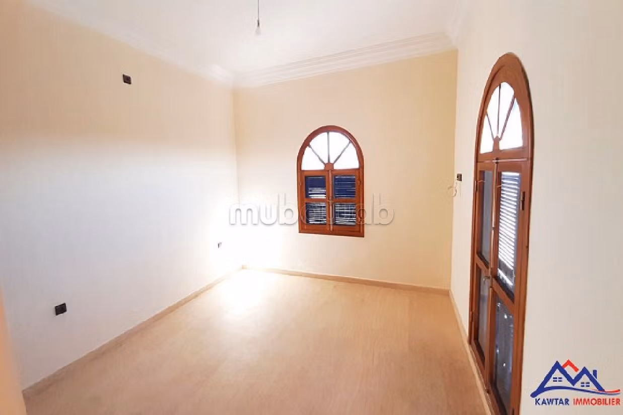 منزل فخم للبيع ب ادا وكرد. 4 غرف جميلة. موقف للسيارات وحديقة