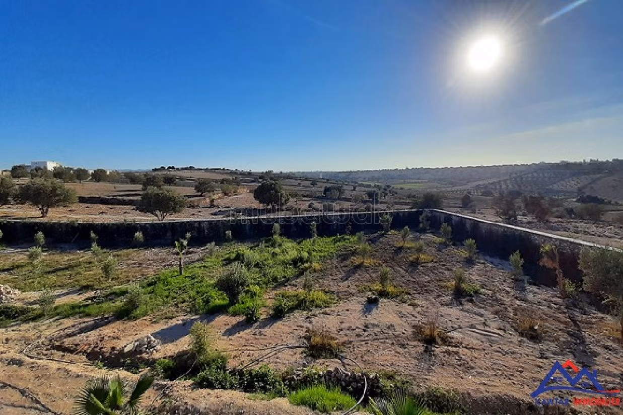 منزل فخم للبيع ب ادا وكرد. 4 غرف جميلة. موقف للسيارات وحديقة