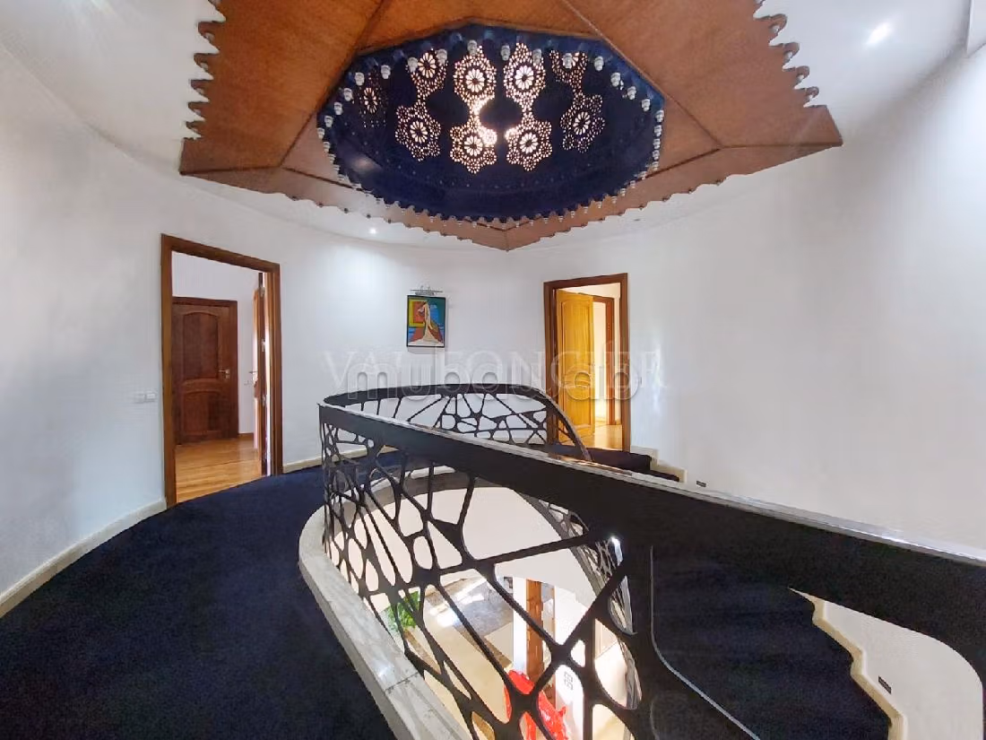 Fabulous house for sale in Californie. Small area 1115 m². Garden. 