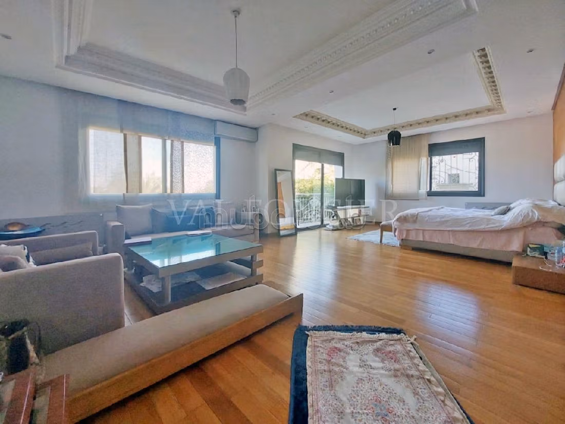 Fabulous house for sale in Californie. Small area 1115 m². Garden. 