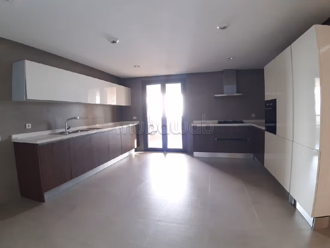 شقة للكراء ب الميناء. 3 غرف. مع مصعد وشرفة