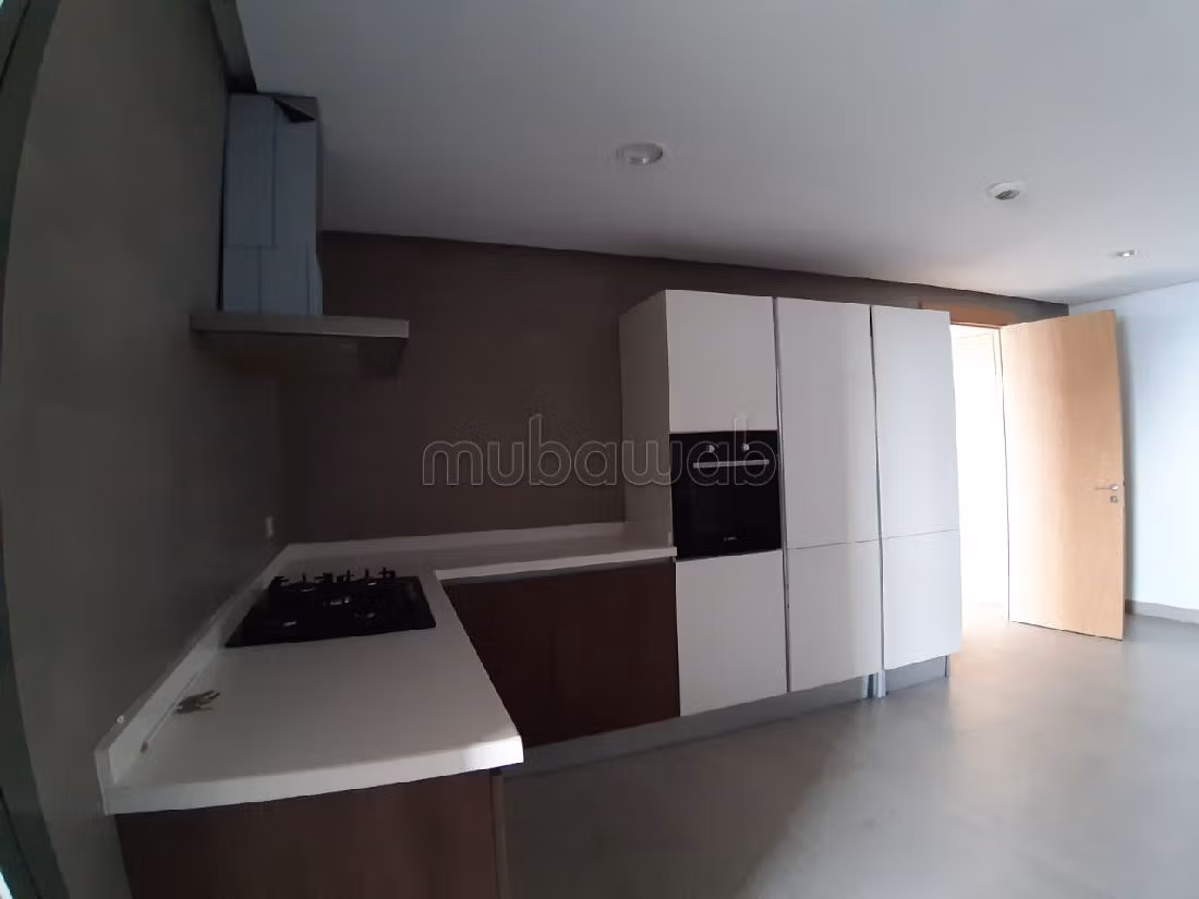 شقة للكراء ب الميناء. 3 غرف. مع مصعد وشرفة