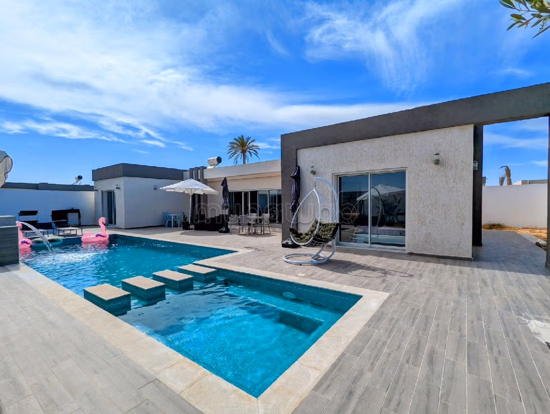 Casa di lusso in vendita a Djerba. 4 belle camere da letto. Porta blindata, servizio di sicurezza. 