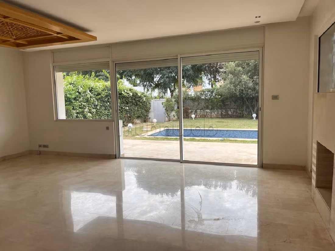 Luxury villa for rent. 4 rooms. Thermal insulation and soundproofing, Air conditioning installation.