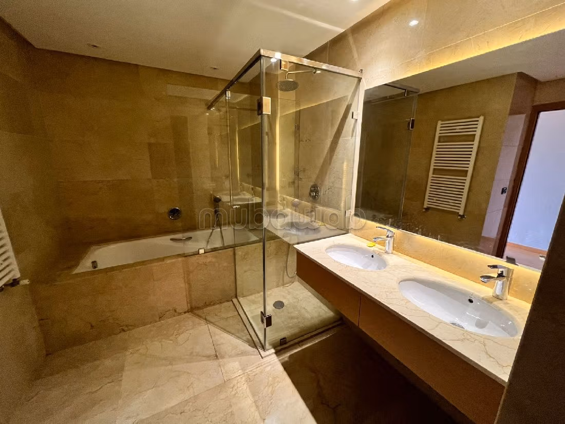 Villa's en luxe woningen om te huren. 7 Ruimtes. Garage en terras. 