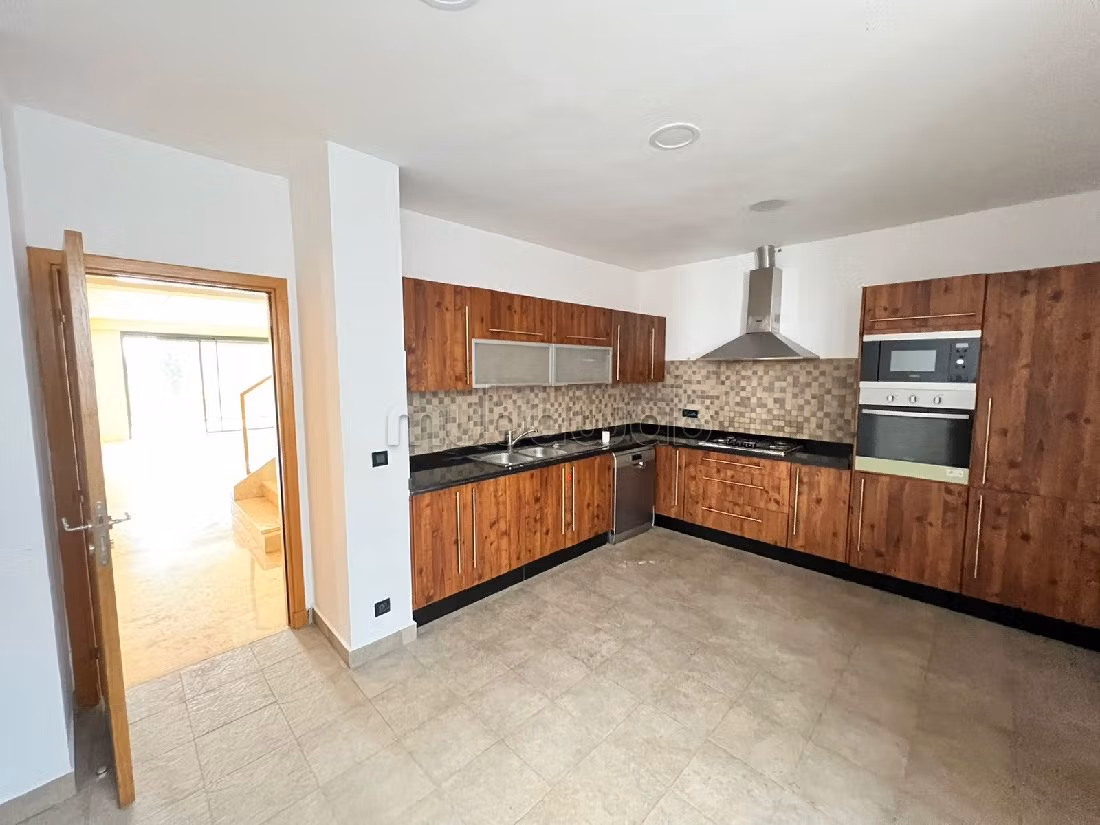 Villa's en luxe woningen om te huren. 7 Ruimtes. Garage en terras. 