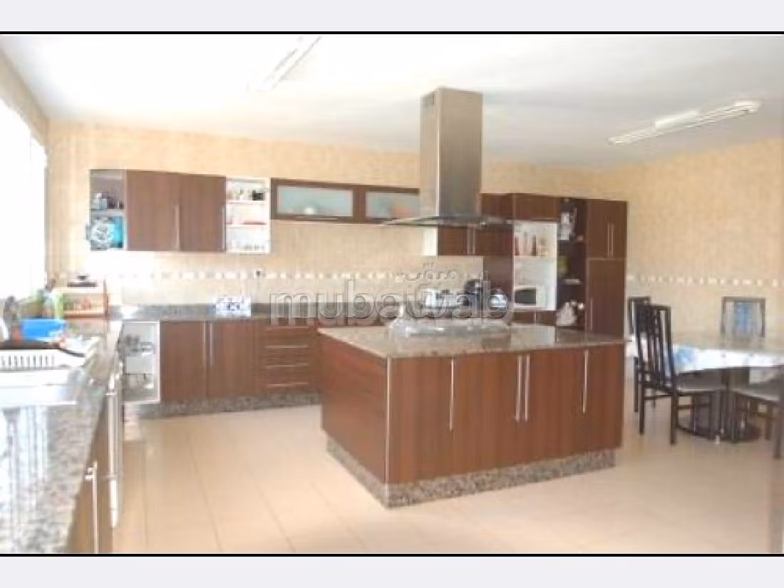 منزل فخم للبيع ببوسكورة. 5 غرف ممتازة. الراحة مع مكيف الهواء و مدفأة. 