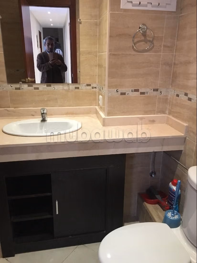 Vendita di un bell'appartamento. 1 locale. Terrazzo e ascensore. 