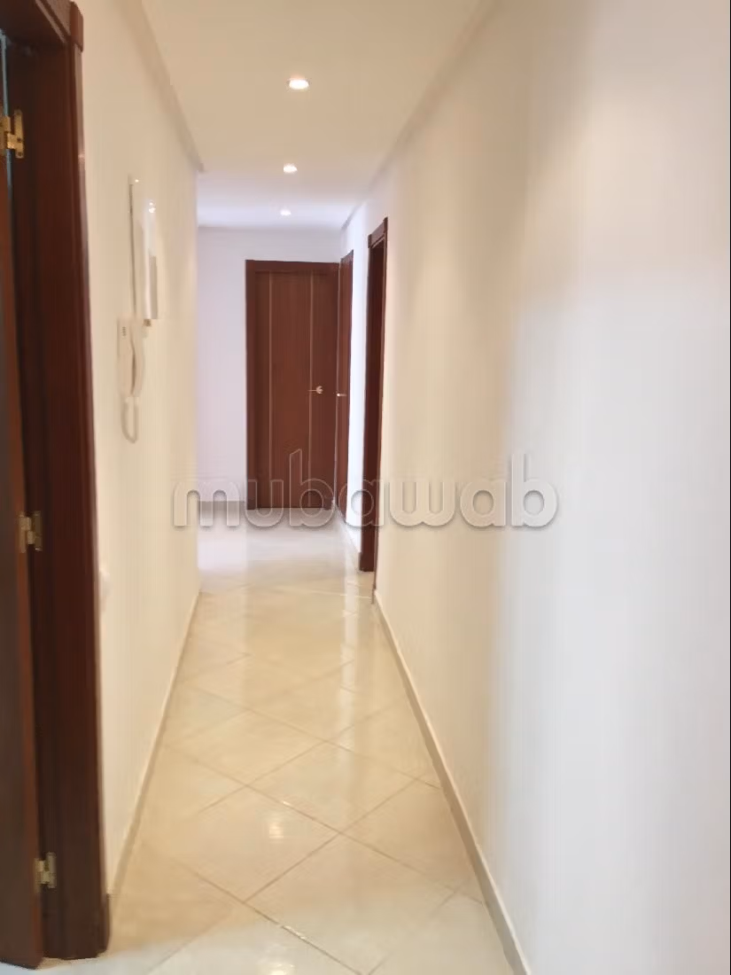 Vendita di un bell'appartamento. 1 locale. Terrazzo e ascensore. 