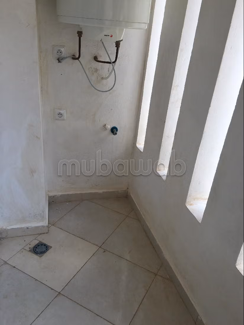 Vendita di un bell'appartamento. 1 locale. Terrazzo e ascensore. 