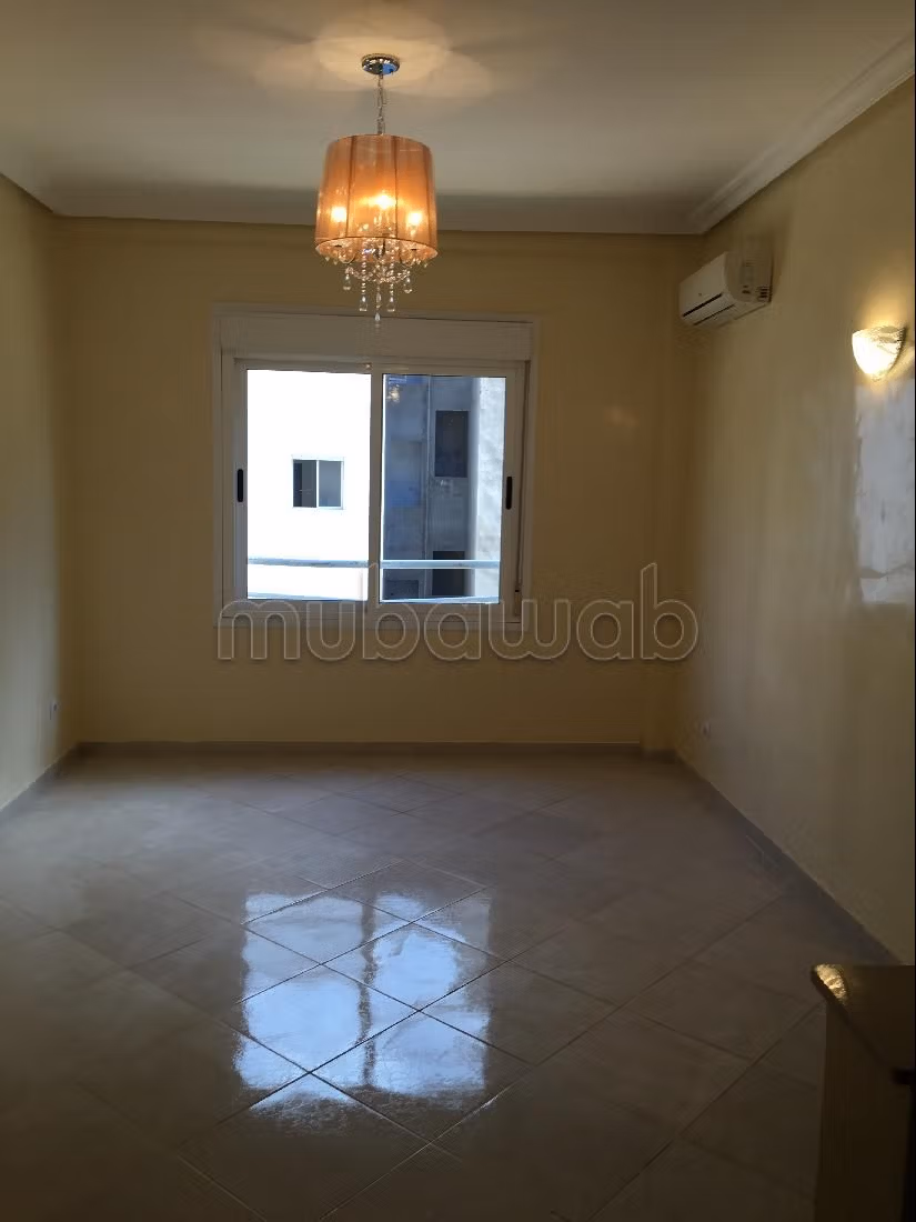 Vendita di un bell'appartamento. 1 locale. Terrazzo e ascensore. 