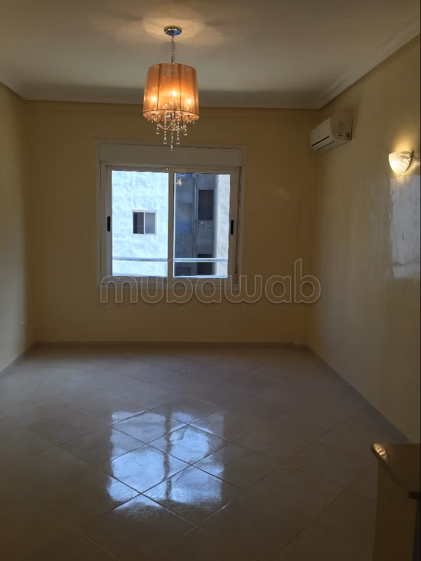 Vendita di un bell'appartamento. 1 locale. Terrazzo e ascensore. 