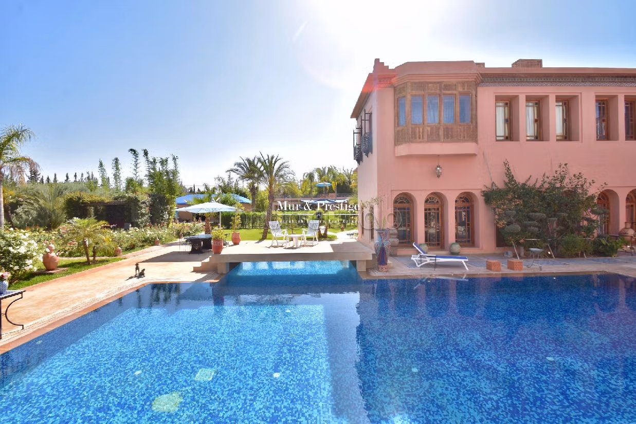 فيلا جميلة للبيع بالنخيل. 8 قطع كبيرة. مساحة خضراء