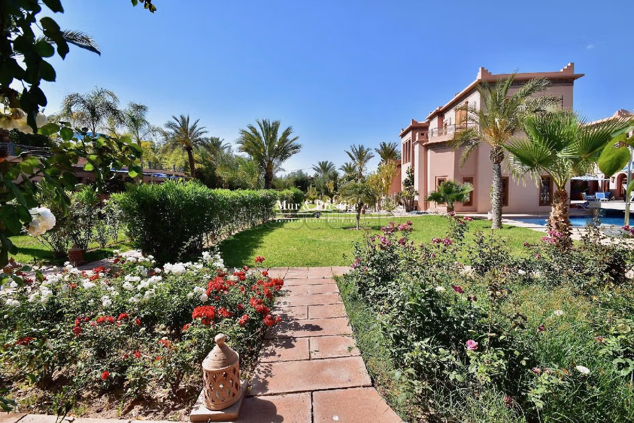 فيلا جميلة للبيع بالنخيل. 8 قطع كبيرة. مساحة خضراء