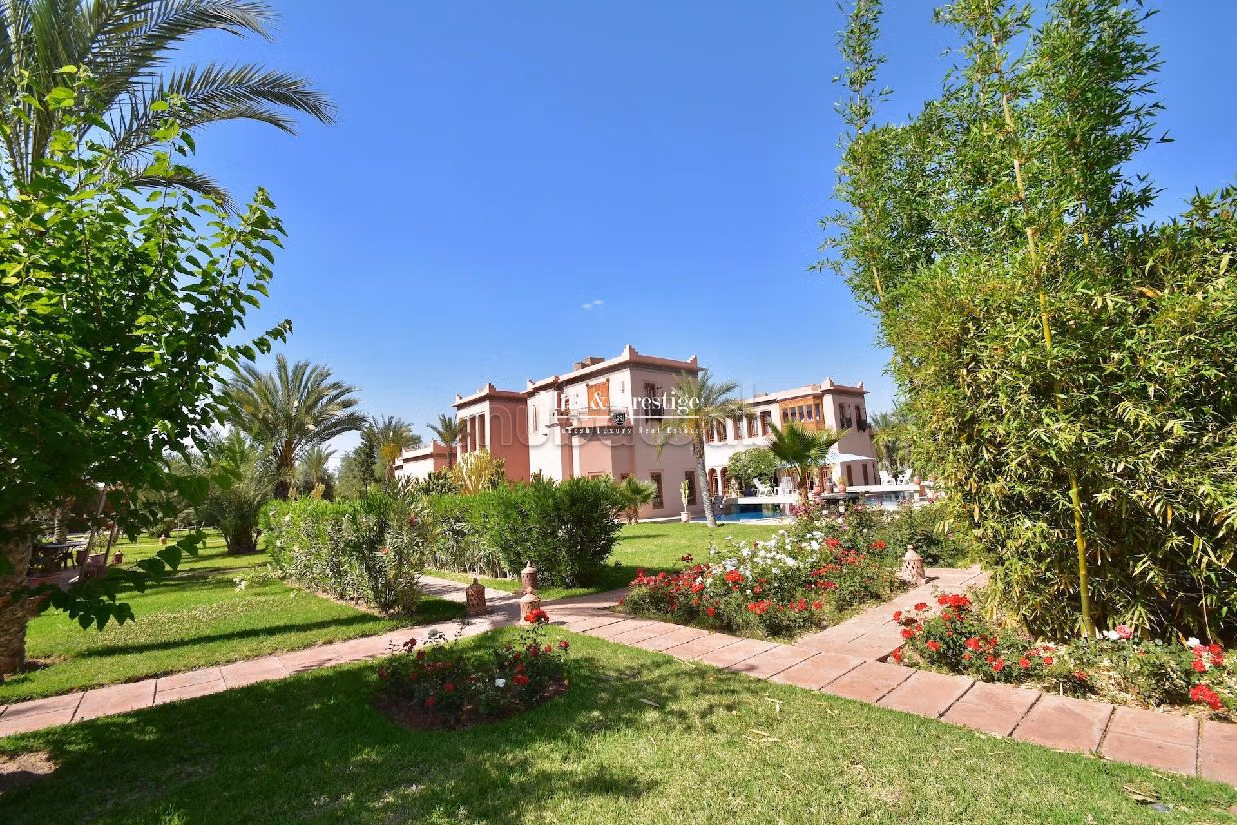 فيلا جميلة للبيع بالنخيل. 8 قطع كبيرة. مساحة خضراء