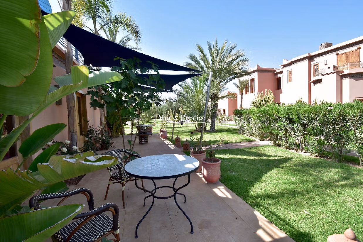 فيلا جميلة للبيع بالنخيل. 8 قطع كبيرة. مساحة خضراء