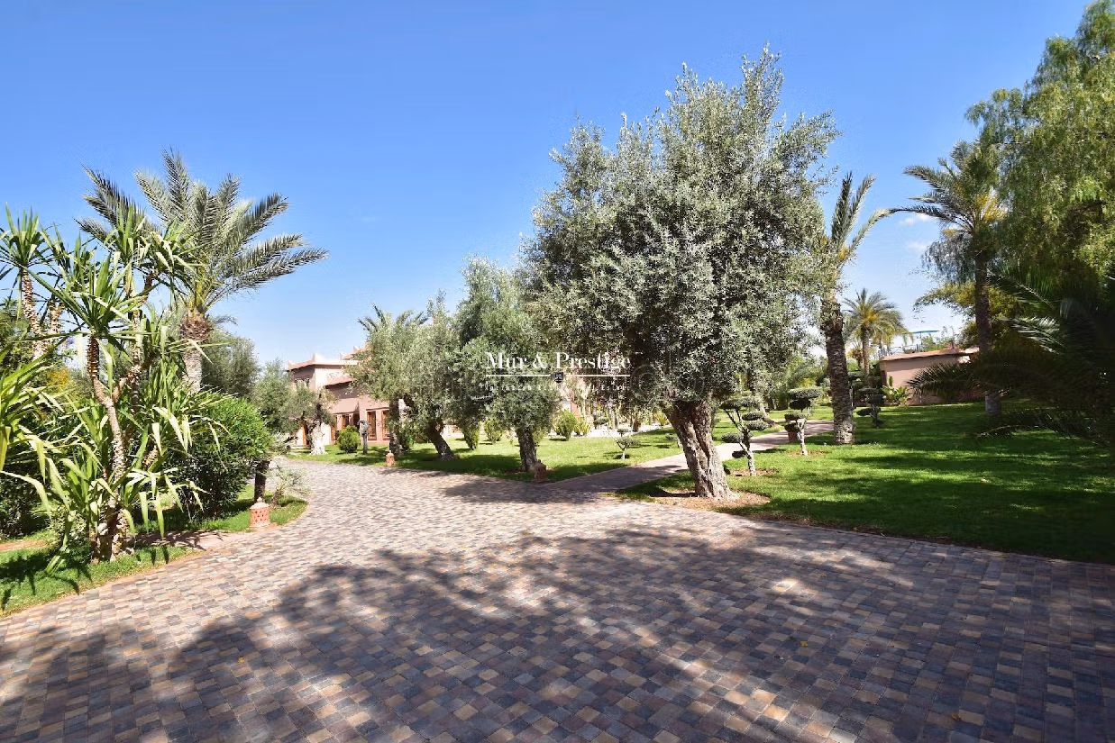 فيلا جميلة للبيع بالنخيل. 8 قطع كبيرة. مساحة خضراء
