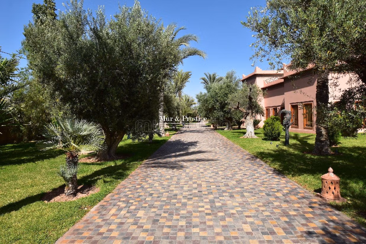 فيلا جميلة للبيع بالنخيل. 8 قطع كبيرة. مساحة خضراء