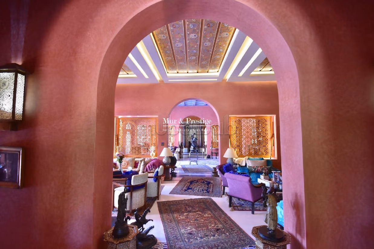 فيلا جميلة للبيع بالنخيل. 8 قطع كبيرة. مساحة خضراء