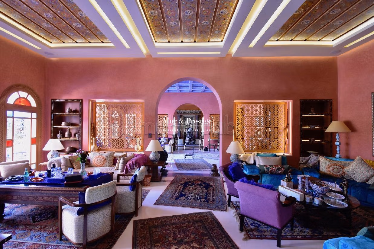 فيلا جميلة للبيع بالنخيل. 8 قطع كبيرة. مساحة خضراء