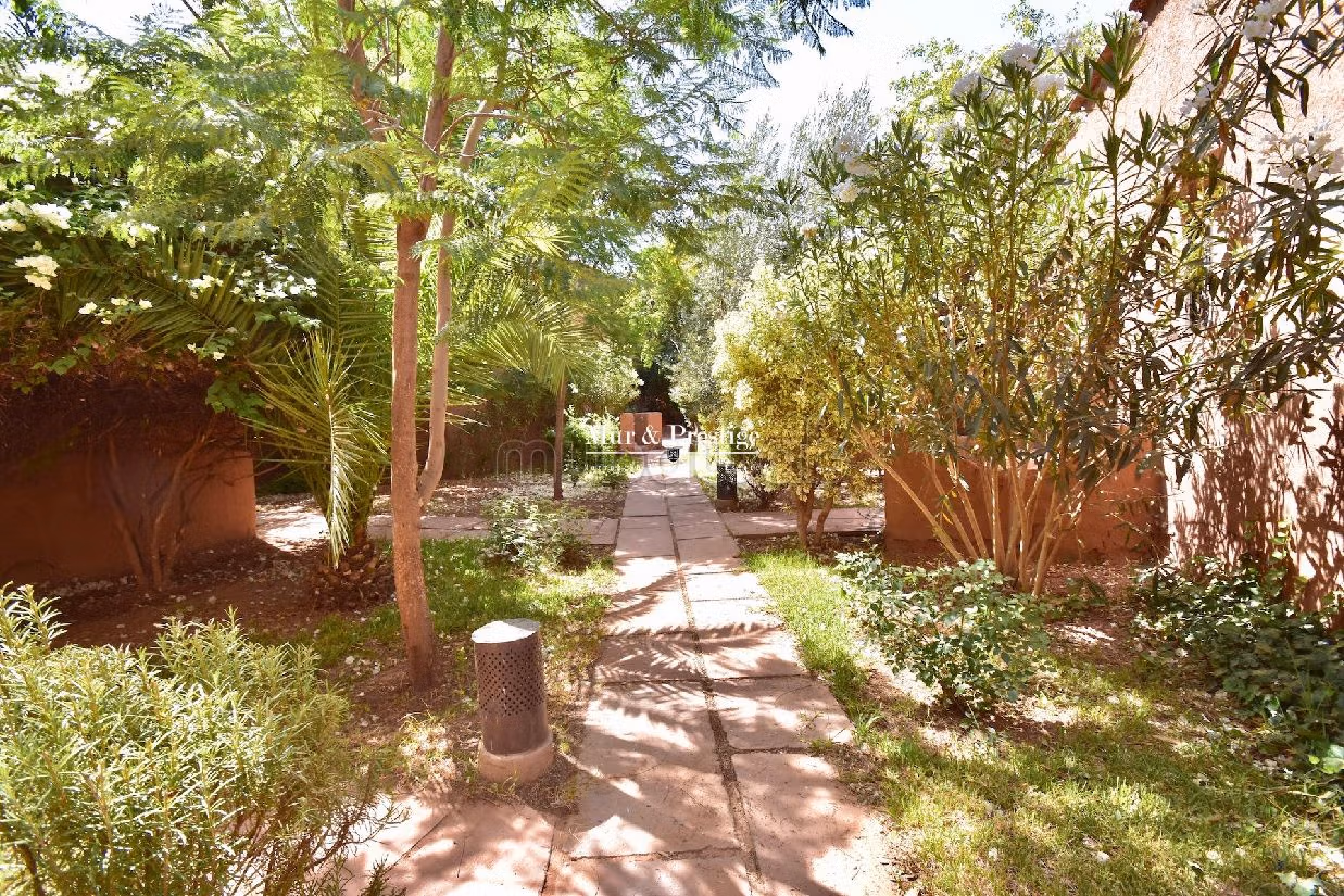 Maestosa residenza di lusso in vendita a Route de l'Ourika. 6 locali spaziosi. Piscina e camino